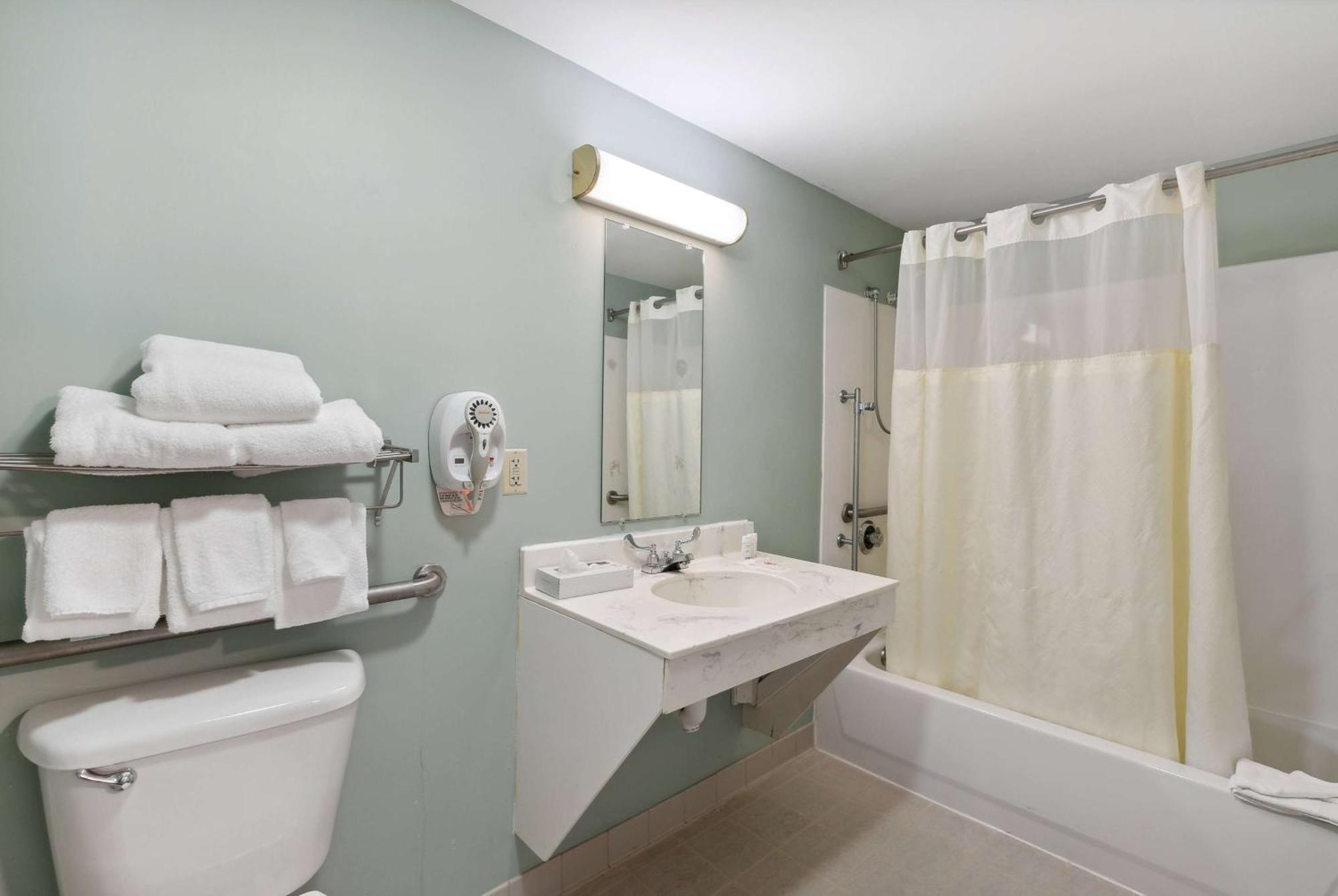 Ramada By Wyndham Saco/Old Orchard Beach Area Bagian luar foto