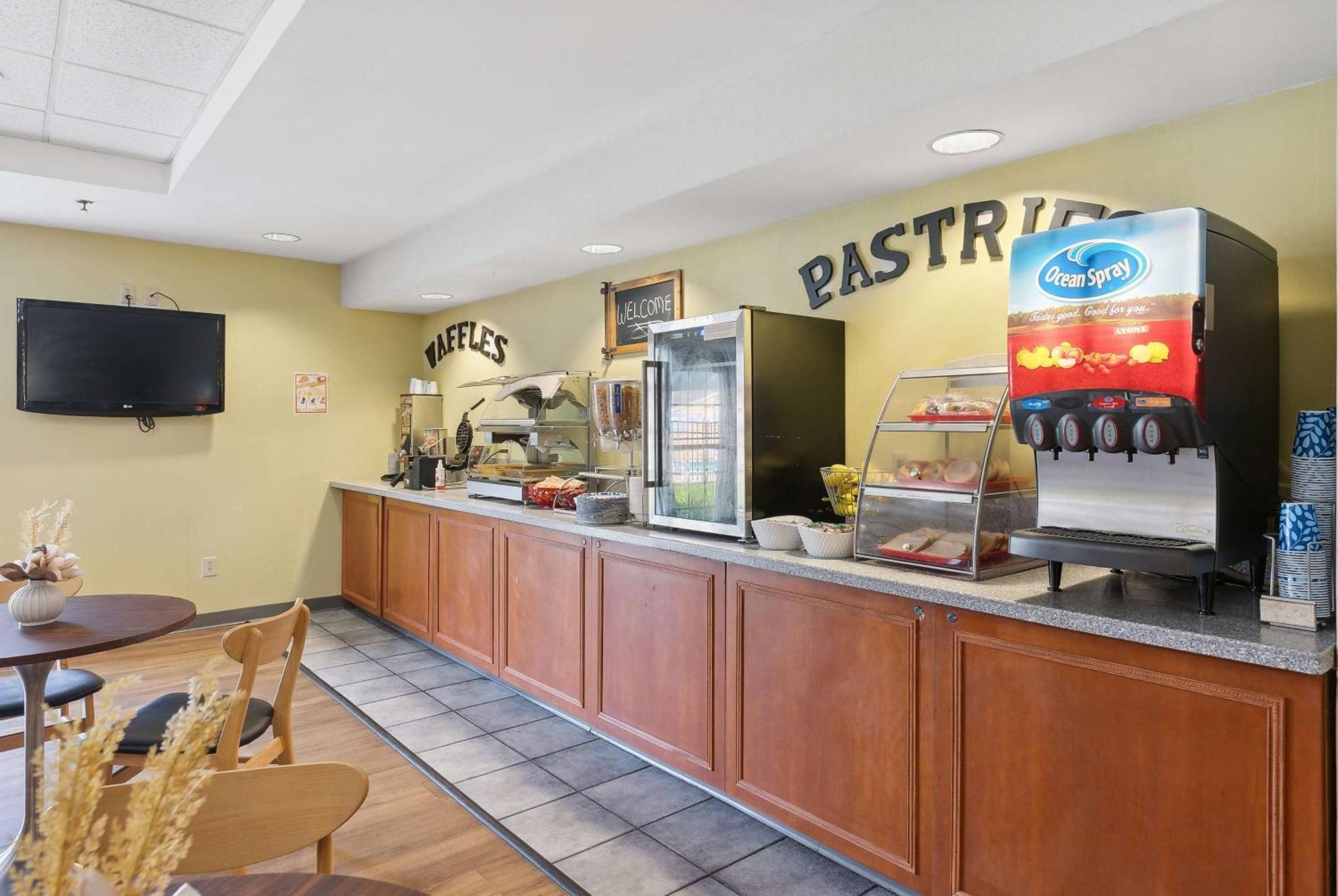 Ramada By Wyndham Saco/Old Orchard Beach Area Bagian luar foto